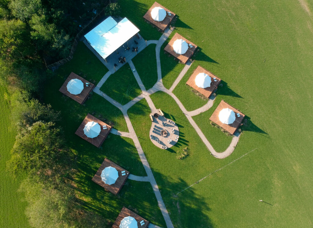 Vista aérea del complejo Terranova Glamping mostrando las carpas y senderos.